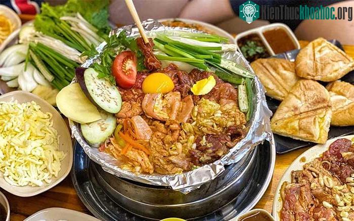 Mọi người không nên dùng giấy bạc để gói thực phẩm có tính axit, có độ chua.