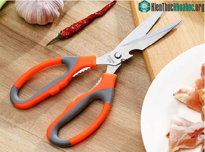 Chiếc kéo này dùng được vào rất nhiều việc khác nhau.