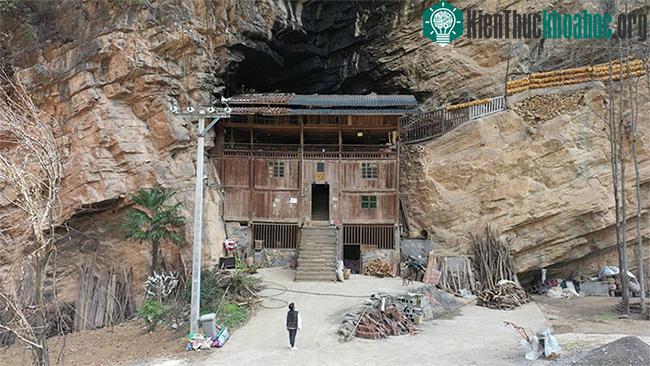 &nbsp;Ngôi nhà rất kiên cố giữa những dãy núi rộng.