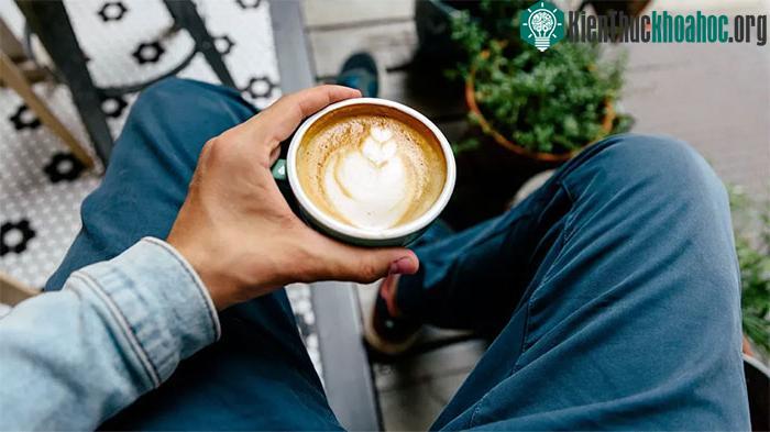 Nếu chẳng may bị say cà phê, cách tốt nhất là uống nhiều nước và nghỉ ngơi.