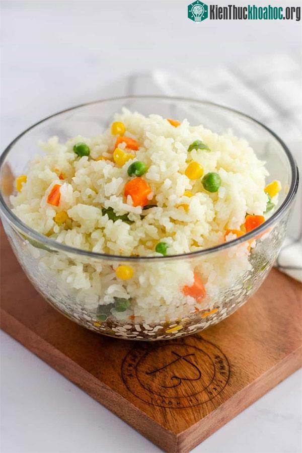 Độn thêm các loại đậu, ngô vào cơm cũng là cách lý tưởng để cân bằng dinh dưỡng
