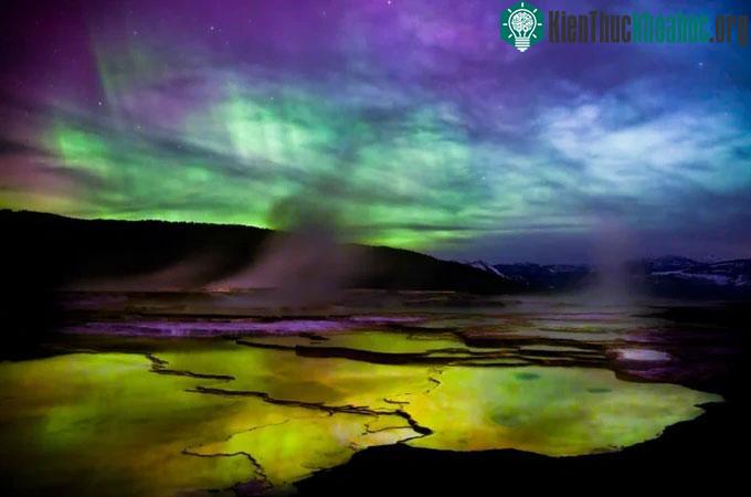 Cực quang ghi nhận tại công viên quốc gia Yellowstone, Mỹ.