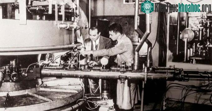 Các đồng nghiệp của Chien-Shiung Wu làm việc cùng bà trong phòng thí nghiệm.
