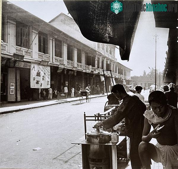 Hàng bán đồ ăn hấp chín vào năm 1930.
