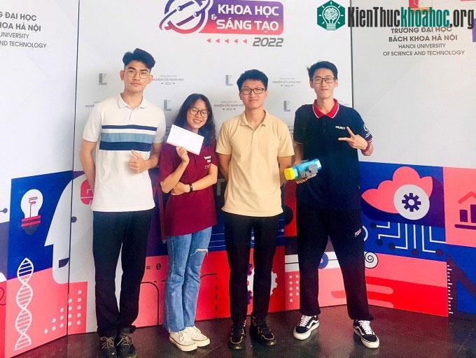 Nhóm sinh viên trong ngày nhận giải Sinh viên Nghiên cứu khoa học toàn quốc 2022.