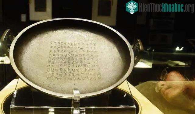 Ban đầu, khay Hề Giáp trông rất giống một chiếc chảo rán.