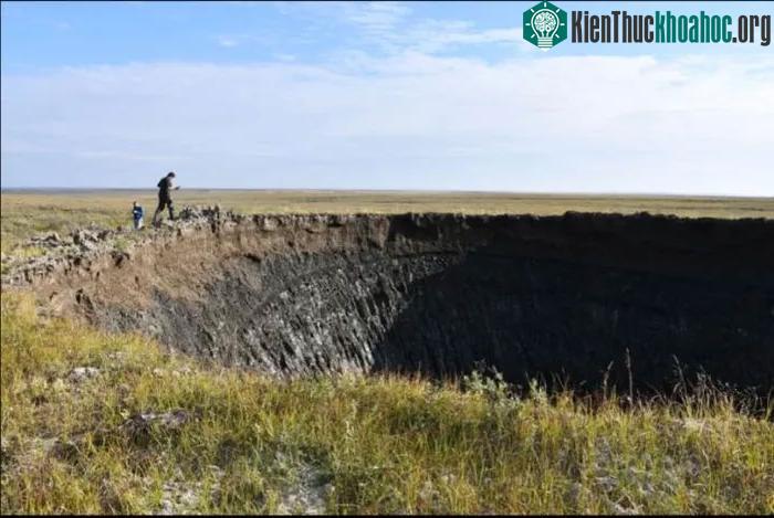 Sau khi các hố bong bóng khí methane phát nổ chúng để lại trên mặt đất hố sâu.