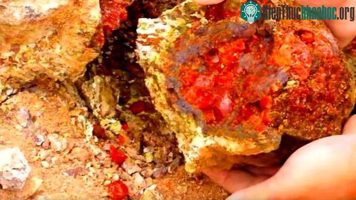 Sau khi nhóm công nhân tách đôi tảng đá, phần ruột bên trong có màu đỏ như máu.