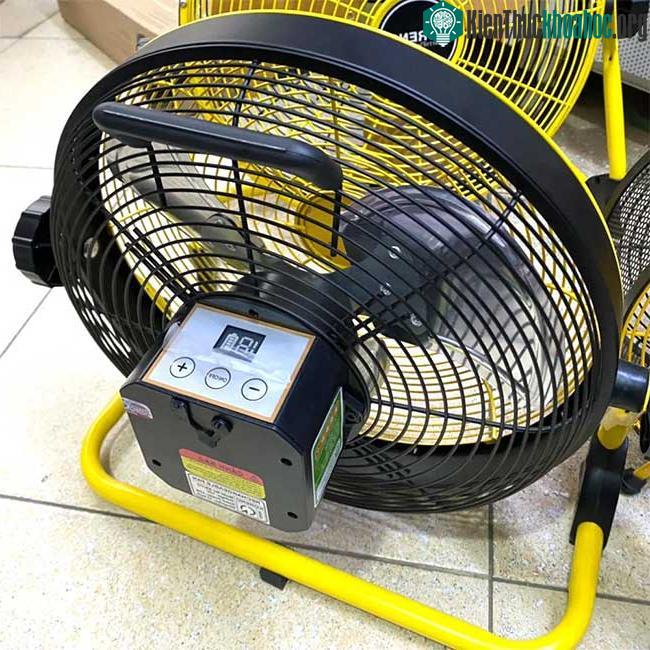 Quạt tích điện hoạt động chủ yếu dựa trên điện trong ắc quy hoặc pin sạc.