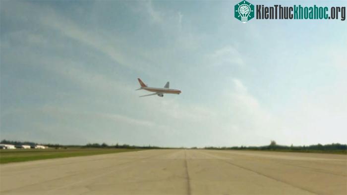 Lần đầu tiên một chiếc máy bay chở khách không động cơ phải lượn xuống đường băng