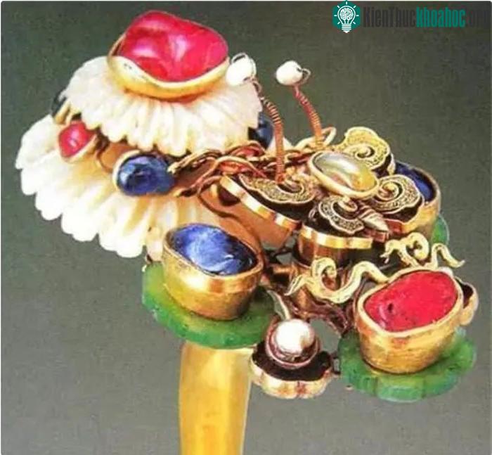 Một trong những món đồ chế tác tinh xảo từ ngôi mộ cổ bị nổ.