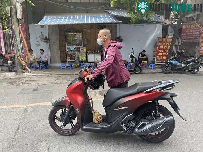 Nhiều người dân khó hiểu khi không thể mở khóa xe máy.