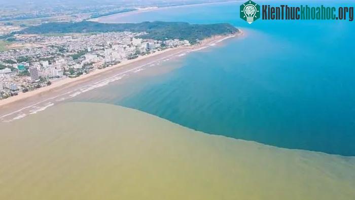 &nbsp;Hình ảnh thiên nhiên kỳ thú tại bãi biển Sầm Sơn sáng 23/6.