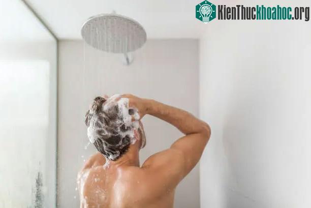 Bạn không nên chỉ chăm sóc tóc và da đầu lúc tắm.