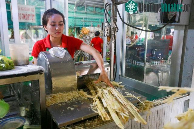 Quy trình ép nước mía vỉa hè không đảm bảo vệ sinh