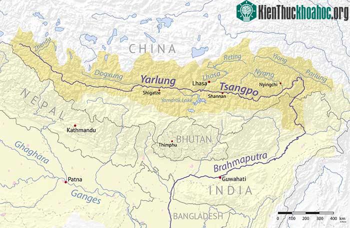 Sông Yarlung Zangbo nằm trên cao nguyên Tây Tạng và chảy qua cả Ấn Độ, Bangladesh.