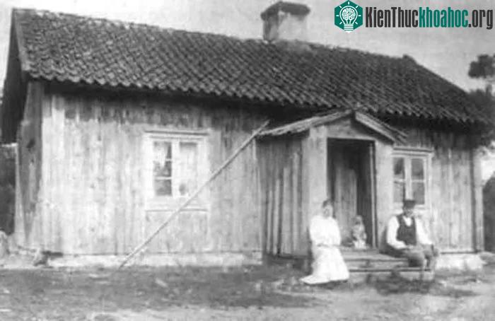 Một ngôi nhà ở làng nơi Karolina sống thời bấy giờ.