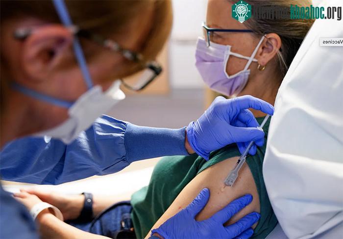 Y tá tiêm liều vaccine ung thư vú thử nghiệm thứ ba cho bệnh nhân Kathleen Jade