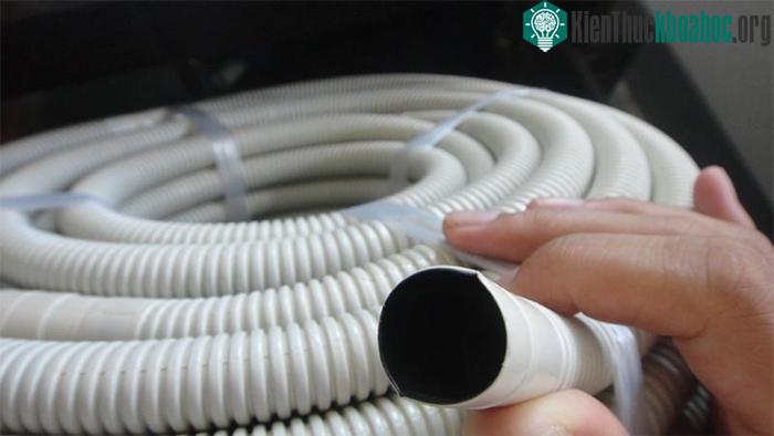Lỗi lắp đặt kỹ thuật là do ngay lỗi ống thoát nước của thiết bị bị gấp khúc, khiến nước chảy vào trong.