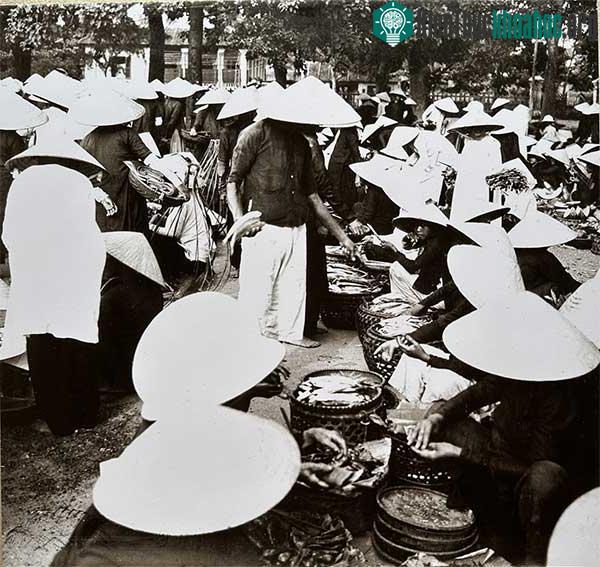 Khu hàng bán cá ở chợ năm 1955.