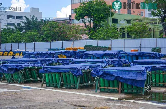 Tất cả các ống pháo hoa sẽ được bọc kín mặt trên bằng bạt để tránh bị ẩm ướt