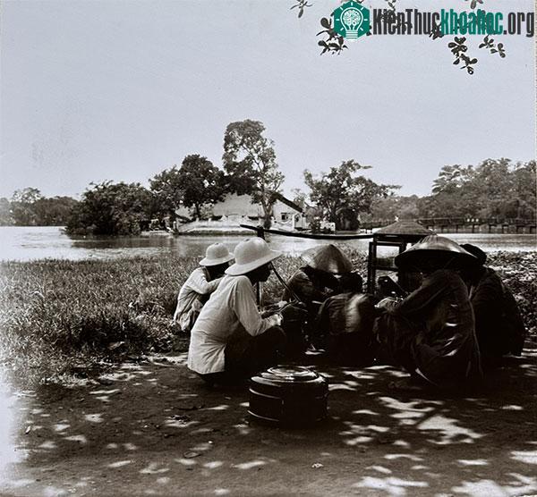 Mọi người đang ăn phở gánh ở gần hồ Hoàn Kiếm.