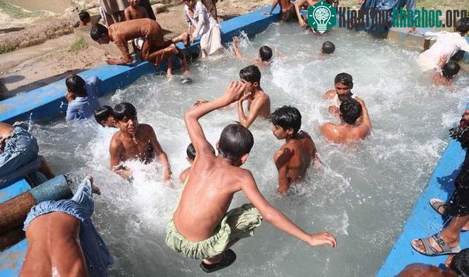 Người dân tìm cách giải nhiệt để chống nóng ở Hala, Pakistan, ngày 8/5/2023.