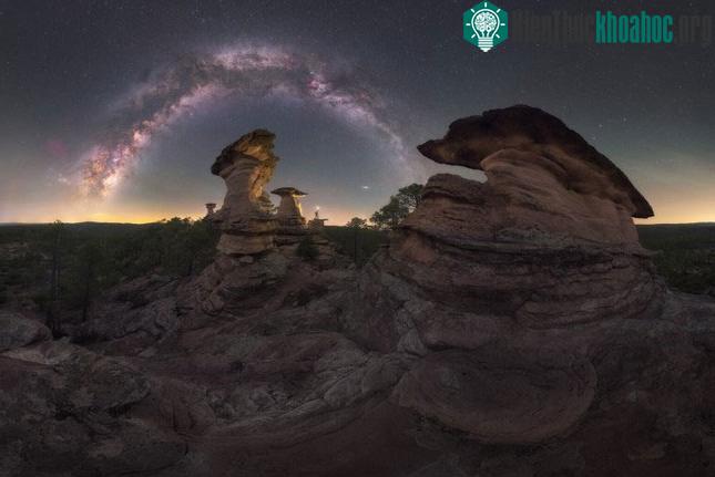 Bức ảnh “Dải ngân hà trên Hoodoos của Cuenca” của tác giả Luis Cajete