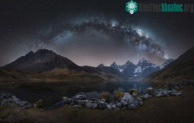 Bức ảnh “Đêm của Huayhuash” của tác giả Jose D. Riquelme chụp tại Huayhuash, Peru.
