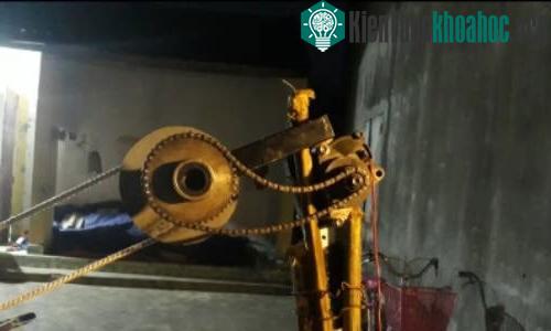 Phần động cơ điều khiển của thiết bị phun thuốc bảo vệ thực vật bằng cáp treo di động.