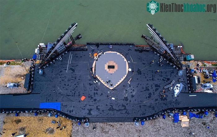 Theo Ban tổ chức, sân khấu này rộng 1.050 m2, dài 62 m, rộng 22 m.