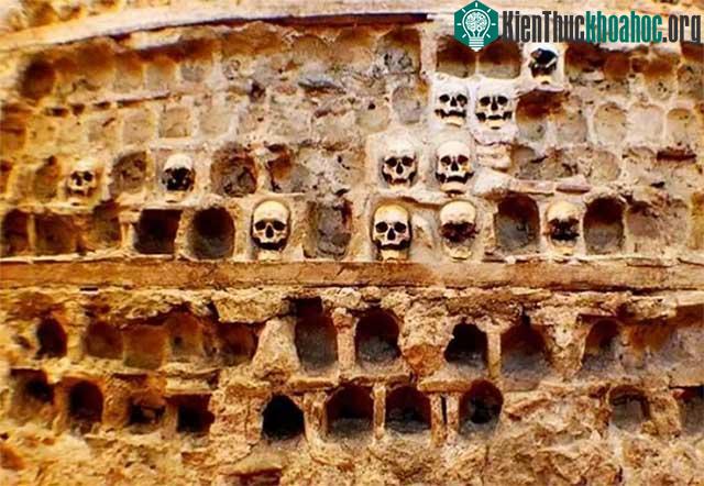 "Khanh sát" thực tế là hình thức giết người rồi dùng xác và đầu của họ đắp thành một tháp cao.
