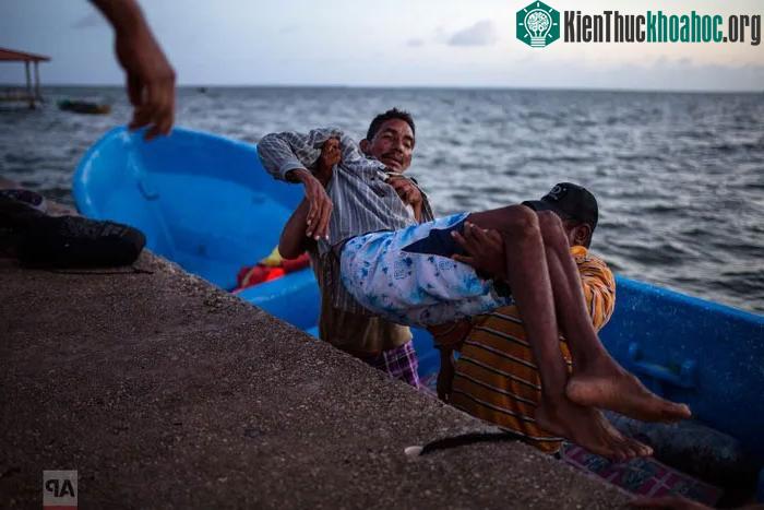 Một thợ lặn được đưa lên bến tàu sau khi di chuyển bằng thuyền đến Puerto Lempira