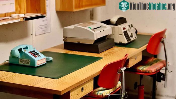 Các thiết bị cổ vẫn được để lại trong văn phòng boongke.