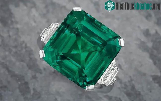 Viên Rockefeller là viên ngọc lục bảo hoàn mỹ lớn và đắt nhất thế giới