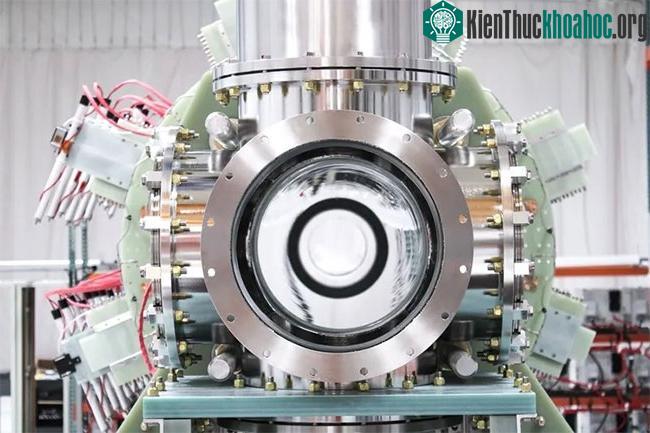 Thiết bị nguyên mẫu của Helion nhìn từ mặt trước.