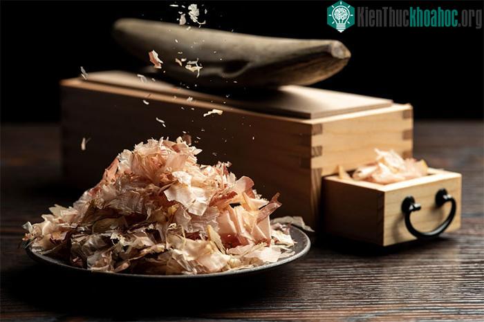 Khi được bào mỏng, chúng để lộ màu hồng nhạt phía trong có khả năng kích thích vị giác.