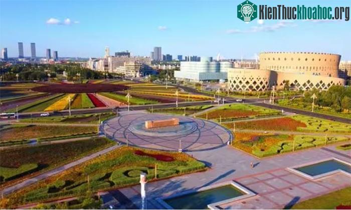 Vườn hoa không có bóng người qua lại.