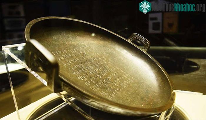 Chiếc khay đồng được chàng trai họ Đỗ mua với giá 300 USD ở Mỹ lại là hàng thật.