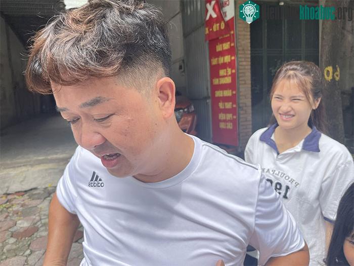Anh Hoàng Minh Tuấn khó hiểu khi không thể mở khóa xe máy.