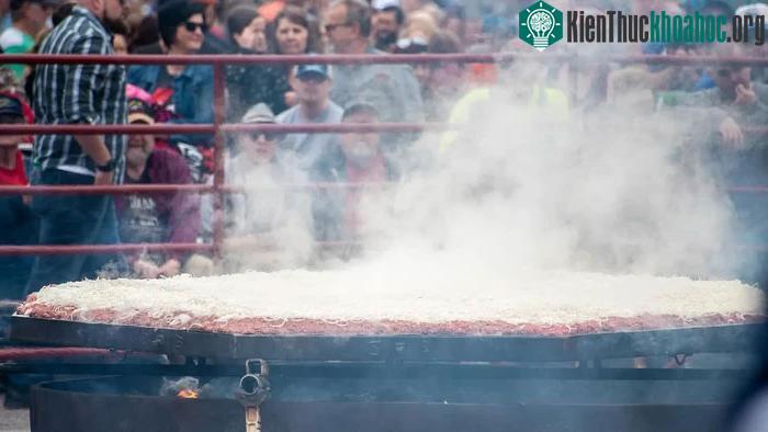 Chiếc bánh mì khổng lồ được chế biến tại lễ hội địa phương.