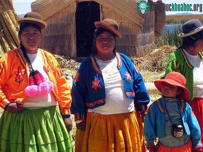 Trang phục truyền thống đầy màu sắc của người Uros