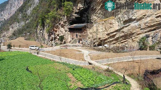 Ngôi nhà vách đá “không tranh chấp với đời" hơn 100 tuổi, sở hữu 2 yếu tố ít nơi có ảnh 3