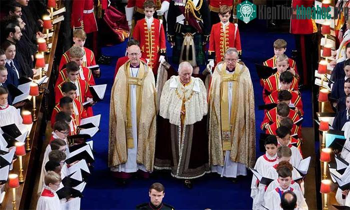 Vua Charles tiến vào Tu viện Westminster