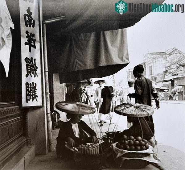 Gánh hàng hoa quả và mía trong khu phố cổ trước năm 1930.
