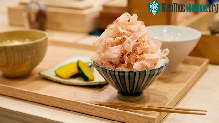 Cứng đơ như gỗ, chế biến nửa năm mới được, song nguyên liệu có giá hơn 1 triệu đồng/kg này vẫn đắt khách ảnh 3