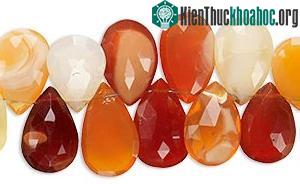 Đá opal lửa có khá nhiều sắc độ khác nhau từ cam, đỏ tới vàng.