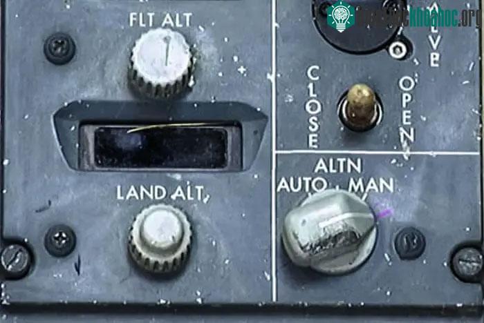 Kỹ sư mặt đất đã chọn chế độ điều áp thủ công (MANUAL) thay vì điều áp tự động (AUTO).