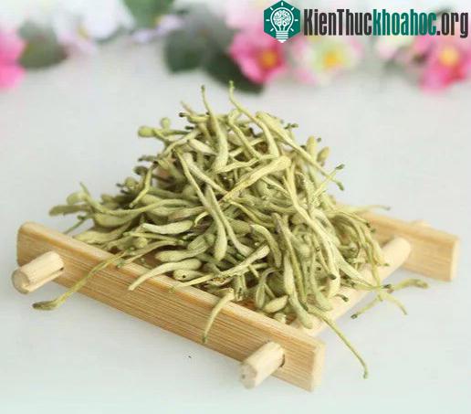 Khi dùng kim ngân hoa sắc thuốc, nên sắc bỏ lần nước đầu tiên