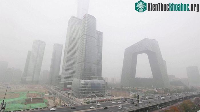 Các tòa nhà tại thủ đô Bắc Kinh (Trung Quốc) chìm trong khói mù dày đặc ngày 5/11/2021.